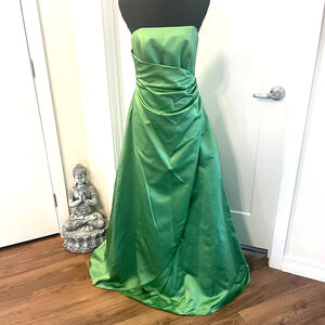 DAVID'S BRIDAL prom Strapless Satin Gown 8 Side Drape Brooch Lined prom wedding